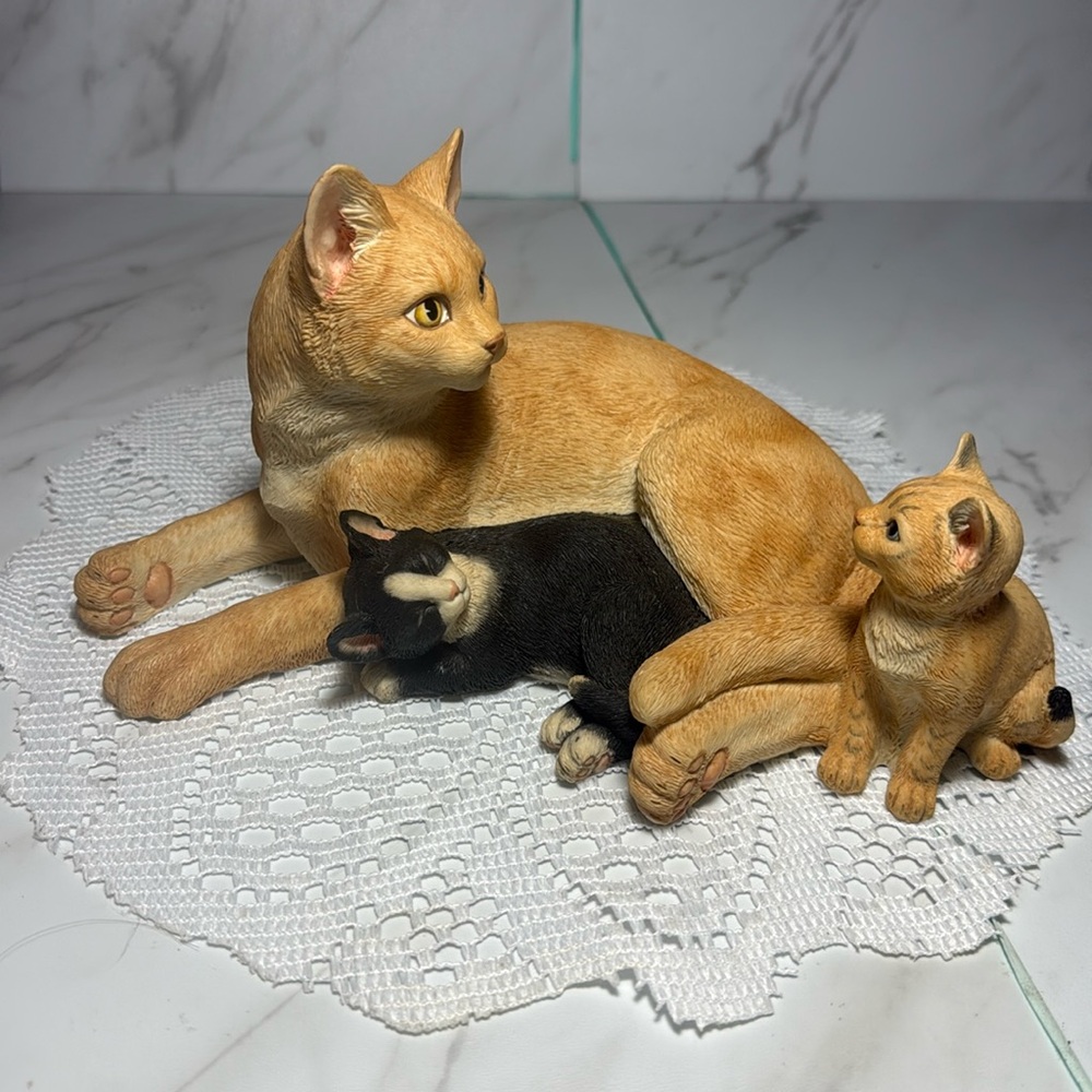 Lenox Vintage Hand painted figurine 2005. Cat nap Cuddle